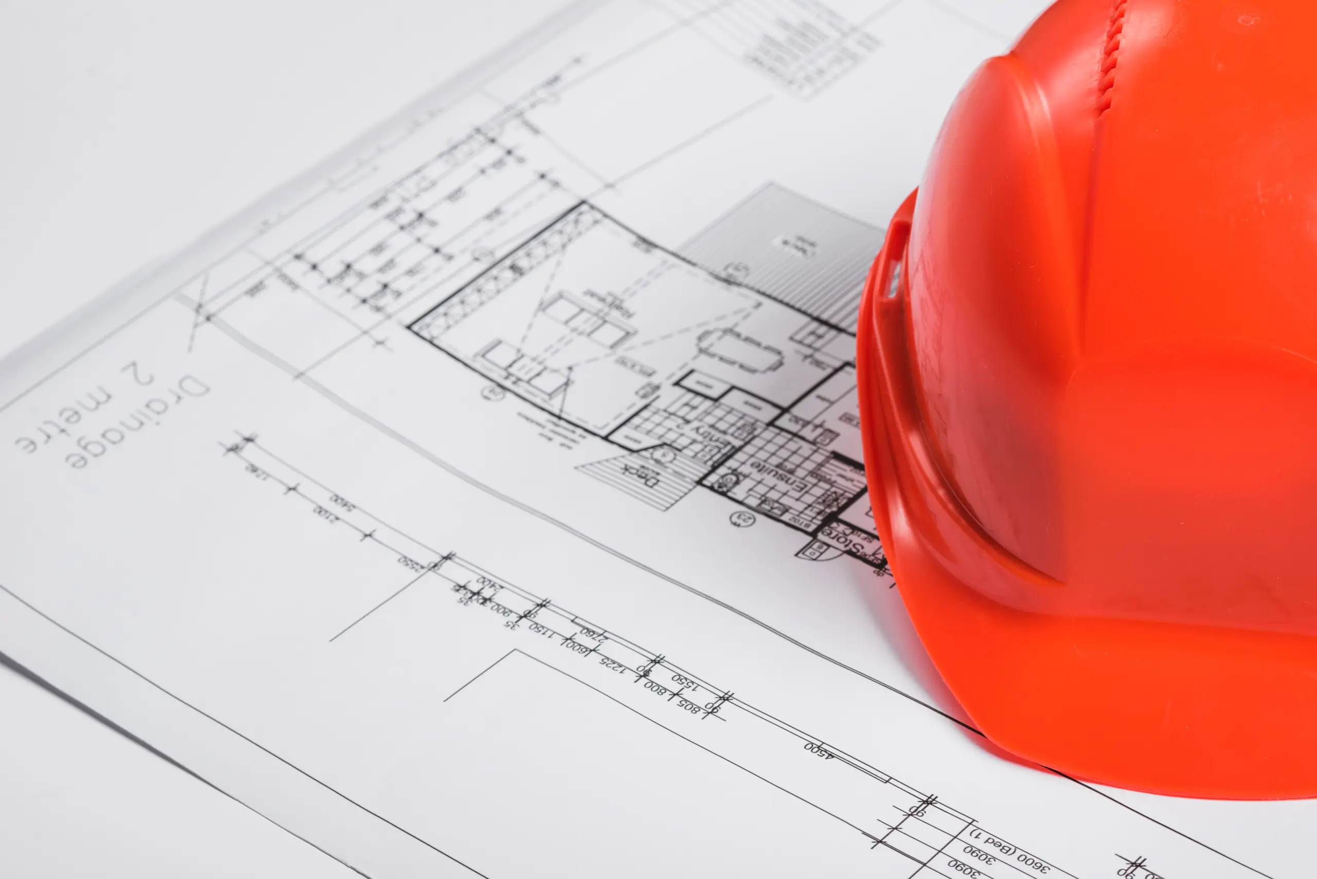 reed hardhat auf blaupause gelegt